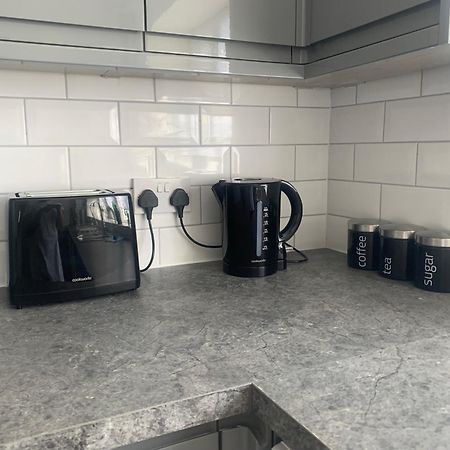 Newly Renovated, Modern 3 Bed Apartment Walmersley Экстерьер фото