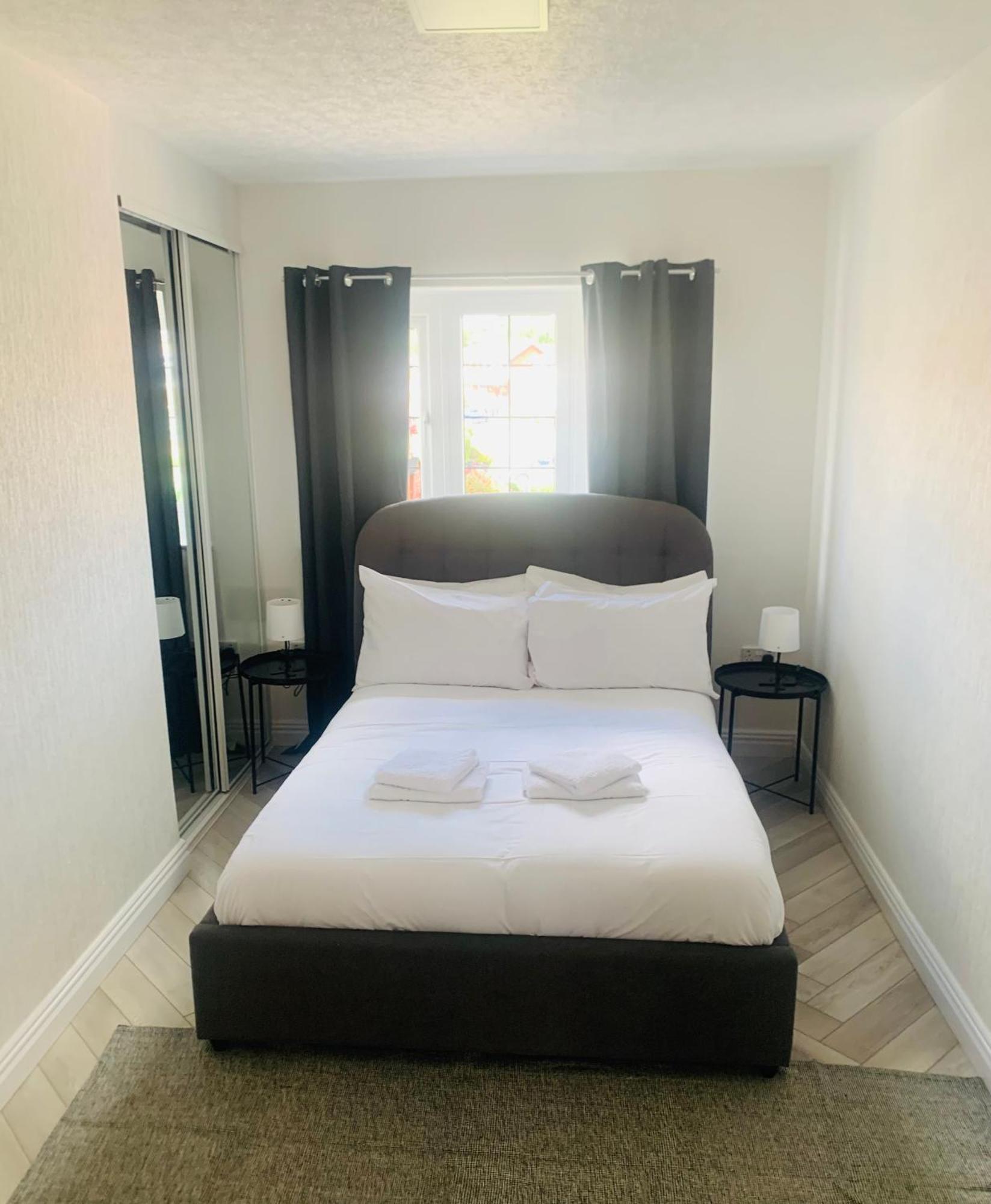 Newly Renovated, Modern 3 Bed Apartment Walmersley Экстерьер фото