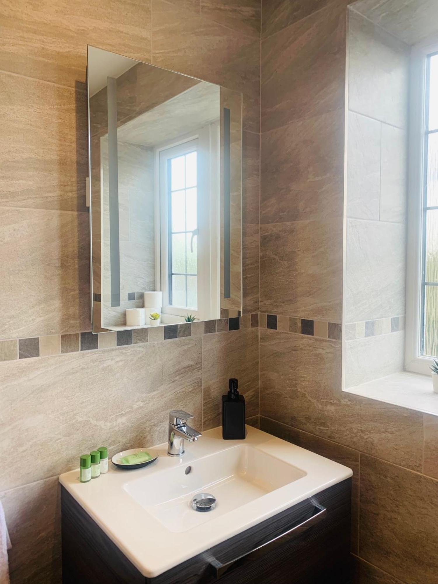 Newly Renovated, Modern 3 Bed Apartment Walmersley Экстерьер фото