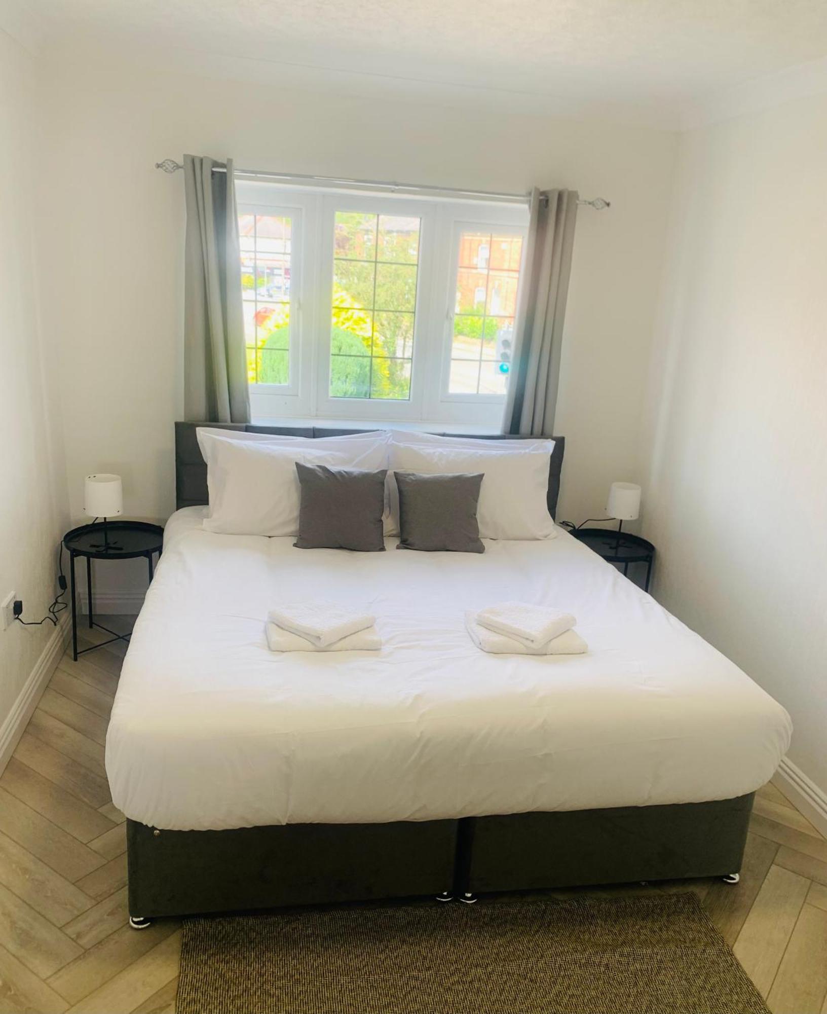 Newly Renovated, Modern 3 Bed Apartment Walmersley Экстерьер фото